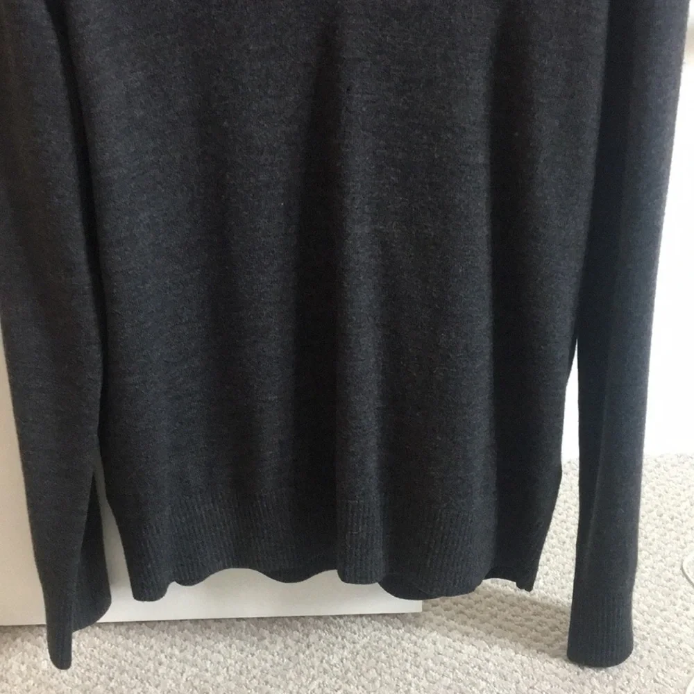 Banana republic vneck gray merino extra fine wool